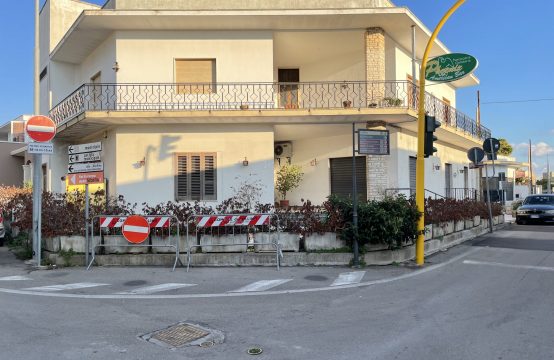 Locale commerciale con casa in vendita a Zollino