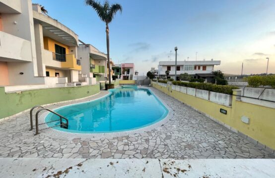 Casa con piscina condominiale in vendita a Torre dell'Orso