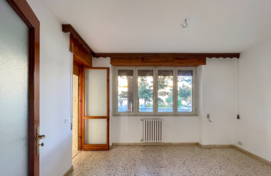 In vendita ampio appartamento al piano terra con 3 camere – Martano, Via Trento