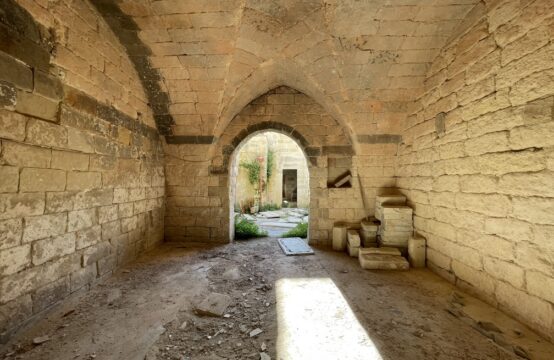 Casa storica con corte, giardino e terrazzo in vendita nel centro di Martano