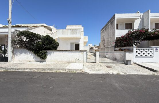 Esclusiva proprietà con due appartamenti e ampio giardino in vendita a Torre dell’Orso
