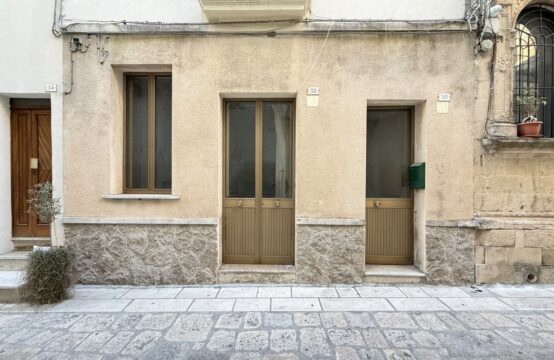 Immobile da ristrutturare in vendita a Martano in Piazza Caduti con volte a botte e doppio accesso