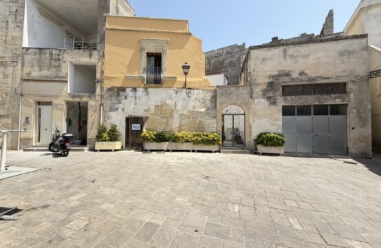 Immobile da ristrutturare in vendita a Martano in Piazza Caduti con volte a botte e doppio accesso