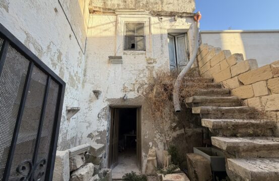 Casa indipendente da ristrutturare nel centro storico di Martano